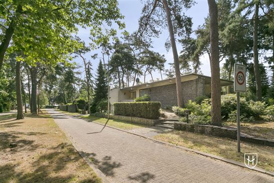 Modernistic bungalow-villa with on a popular location in the villa park in Lommel