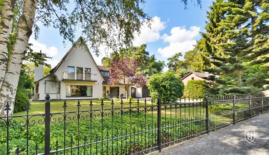 Attractive villa with outdoor pool in prime location in Lommel villa park