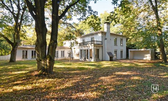 Superb manor villa to be renovated with driveway and park garden located on the edge of popular residential area