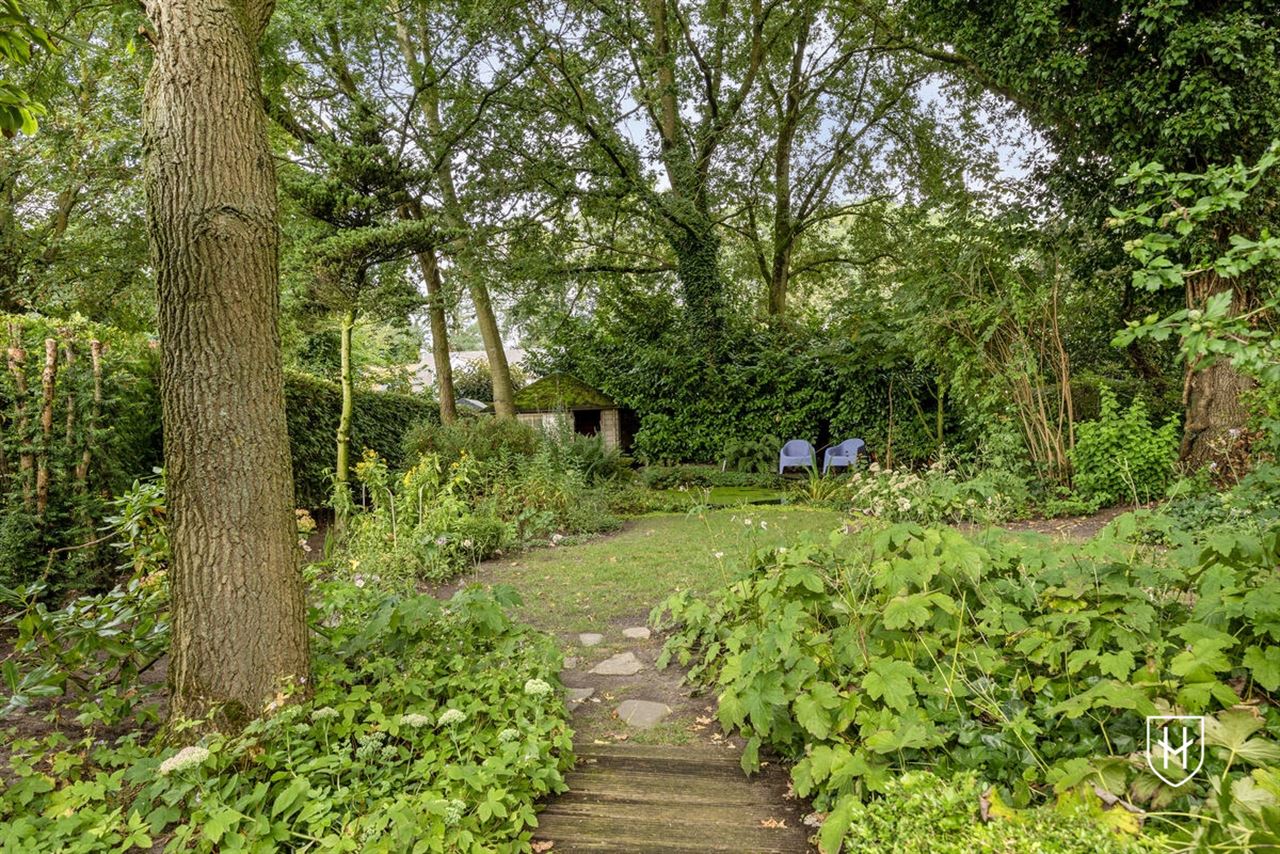 Sfeervolle woning met 2 slaapkamers en prachtig aangelegde tuin met siervijver en terras, centraal gelegen in Peer