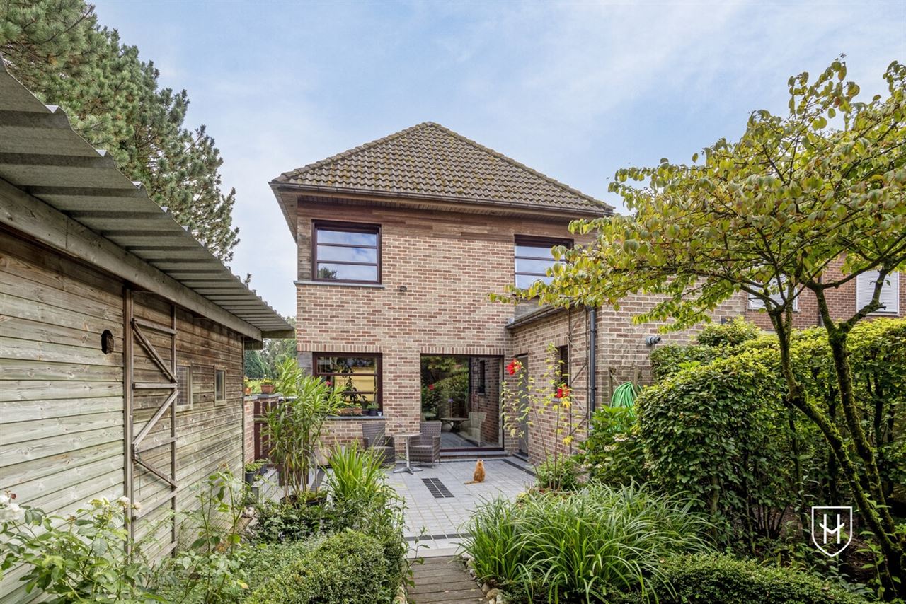 Sfeervolle woning met 2 slaapkamers en prachtig aangelegde tuin met siervijver en terras, centraal gelegen in Peer
