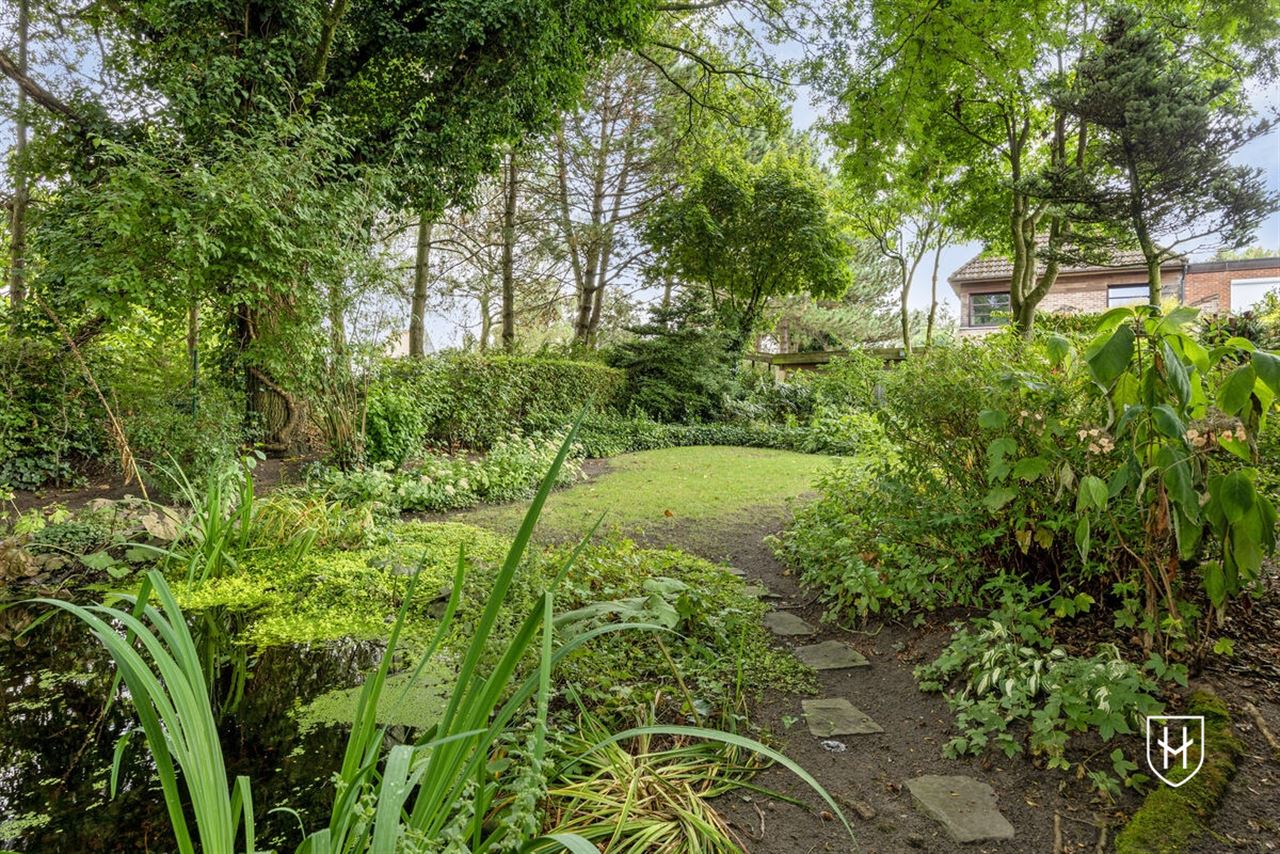 Sfeervolle woning met 2 slaapkamers en prachtig aangelegde tuin met siervijver en terras, centraal gelegen in Peer