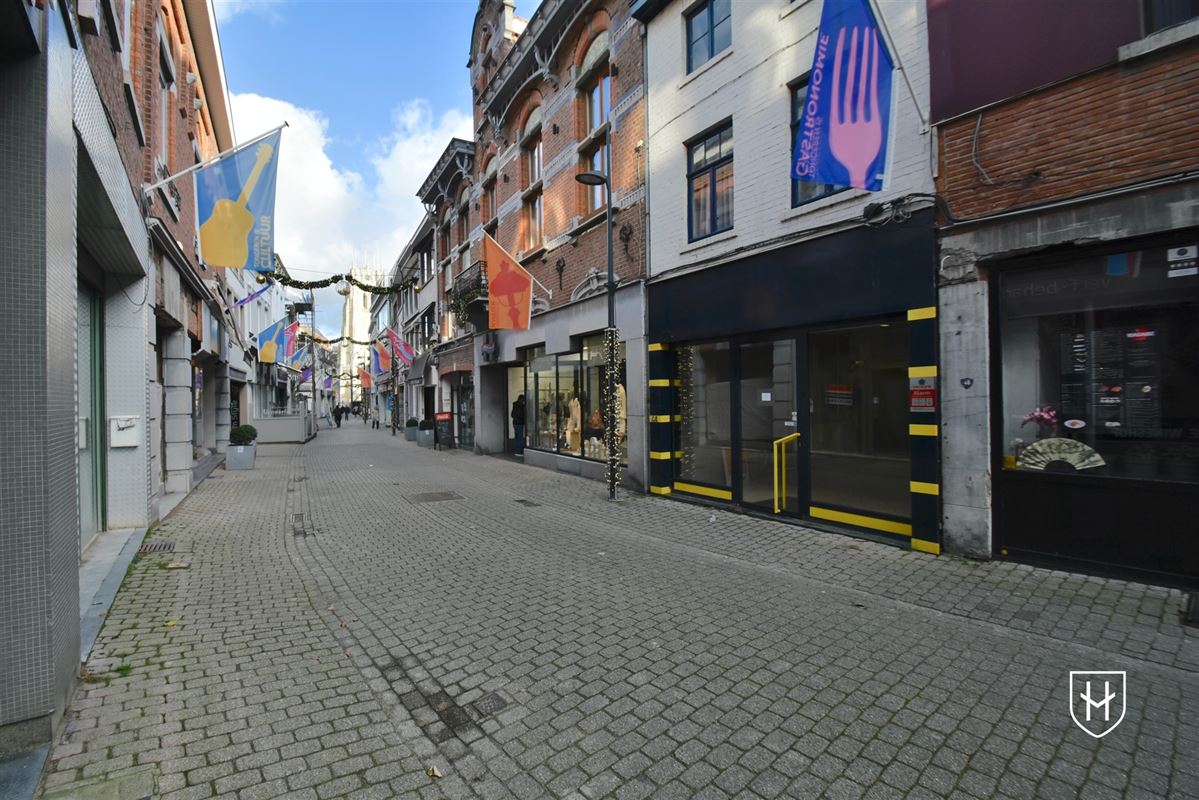 Ruime handelsruimte met bovenwoning in Tongeren