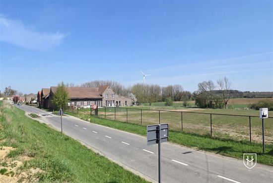 Compleet te renoveren boerderij met binnenplaats en aanpalende weides op een landelijke locatie te Tongeren