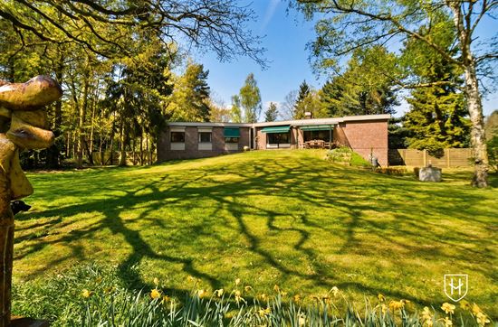 Modernistische villa 'Stockmans' met parktuin van 75 are op een prominente locatie in gegeerde villawijk