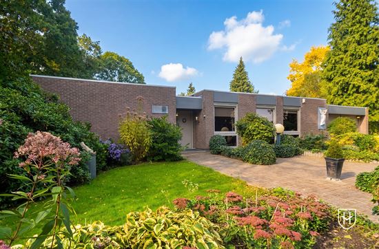 Spacieuse villa moderniste de plain-pied avec un beau jardin dans un quartier résidentiel très recherché