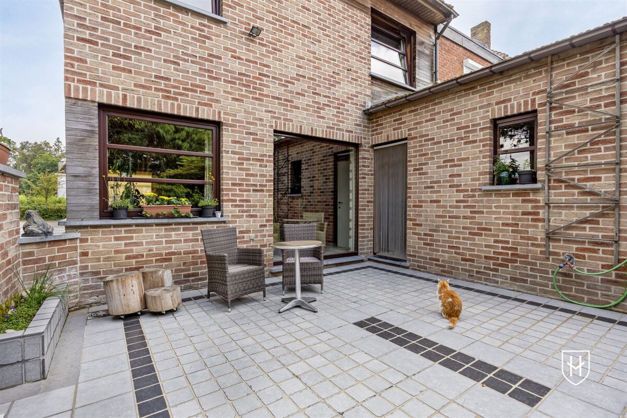 Sfeervolle woning met 2 slaapkamers en prachtig aangelegde tuin met siervijver en terras, centraal gelegen in Peer