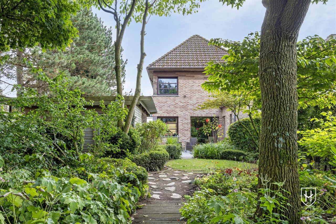 Sfeervolle woning met 2 slaapkamers en prachtig aangelegde tuin met siervijver en terras, centraal gelegen in Peer