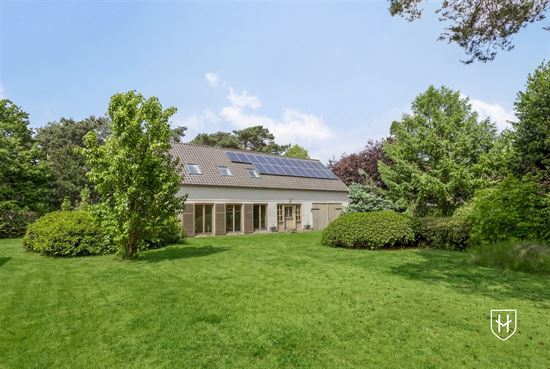 Stijlvol landhuis met oprijlaan, gelegen op een fraai perceel van 2.907 m² in villawijk te Lommel