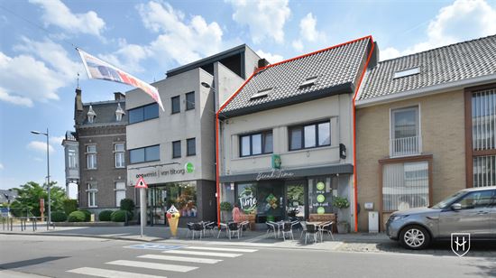 Commercieel gebouw op toplocatie met handelsgelijkvloers, garage en zeer royale bovenwoning met riant dakterras in hartje Lanaken