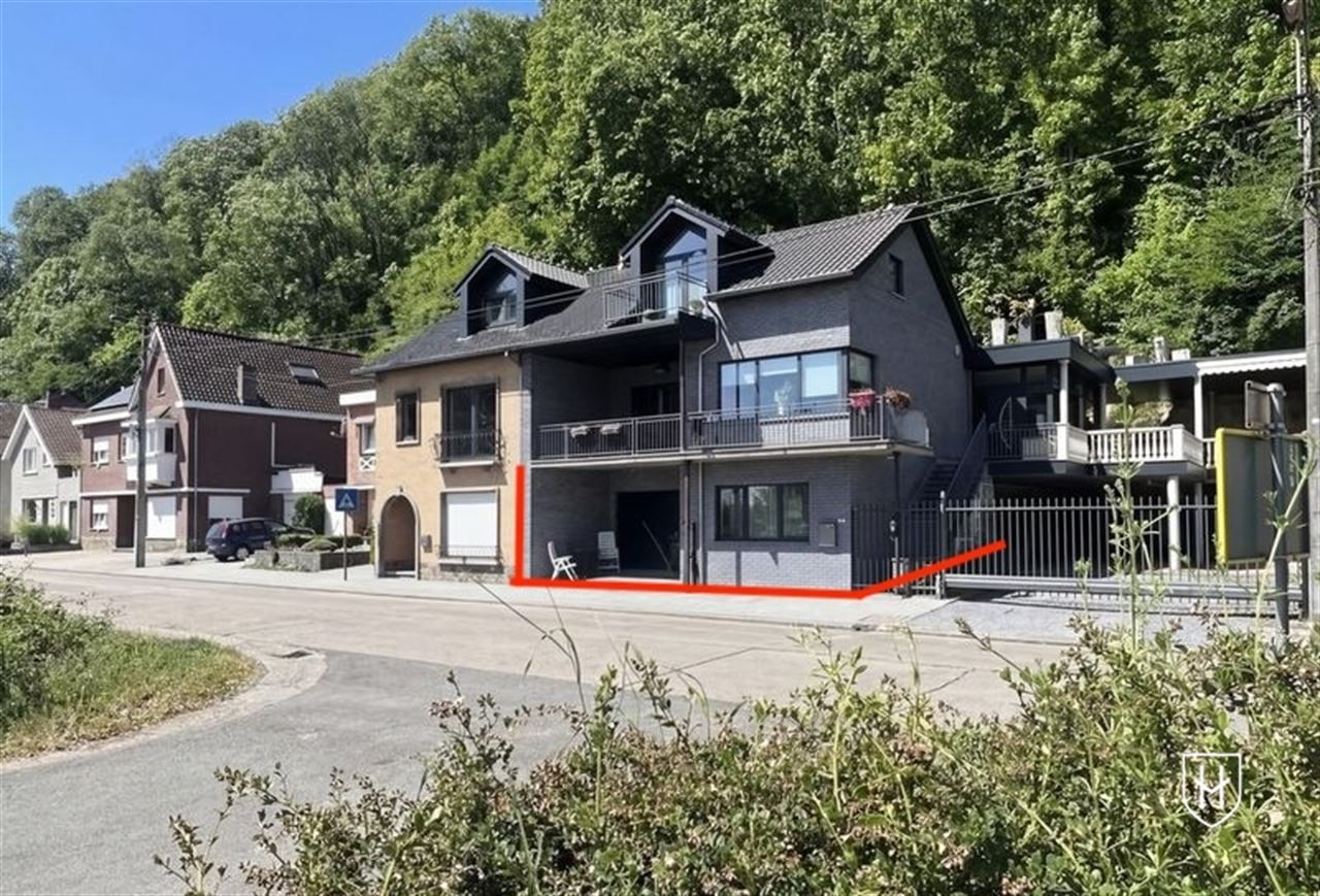 Gelijkvloers-appartement van 101 m2 met 1 slaapkamer en een inpandige garage, pittoresk gelegen in Lanaye langs de Maas, en net over de grens bij Maastricht