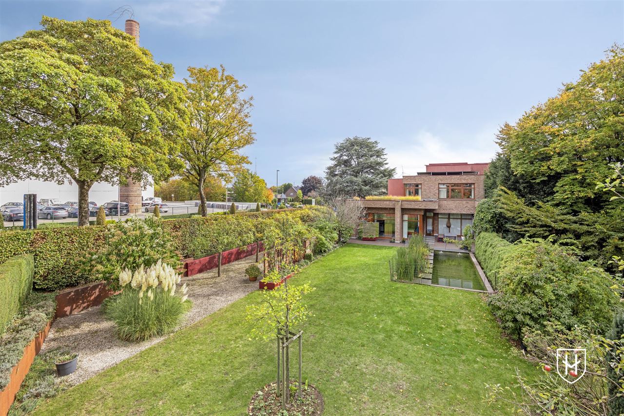 Architecturale villa met zwemvijver op riant perceel