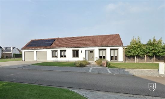 Moderne bungalowwoning met zonnepanelen en 2 garages, gelegen op een ruim perceel van 11a 47ca in een rustige en kindvriendelijke woonwijk te Lanaken
