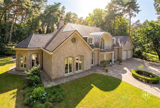 Exclusieve, royale villa in prestigieuze villawijk te Maasmechelen gelegen op een prachtig perceel van 3.859 m², grenzend aan een bosrijk natuurgebied.