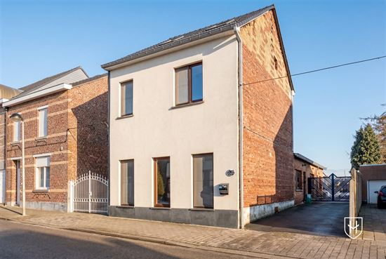 Royale gezinswoning met zonnepanelen, gelegen op een ruim perceel van 8a 80ca nabij Lanaken-centrum