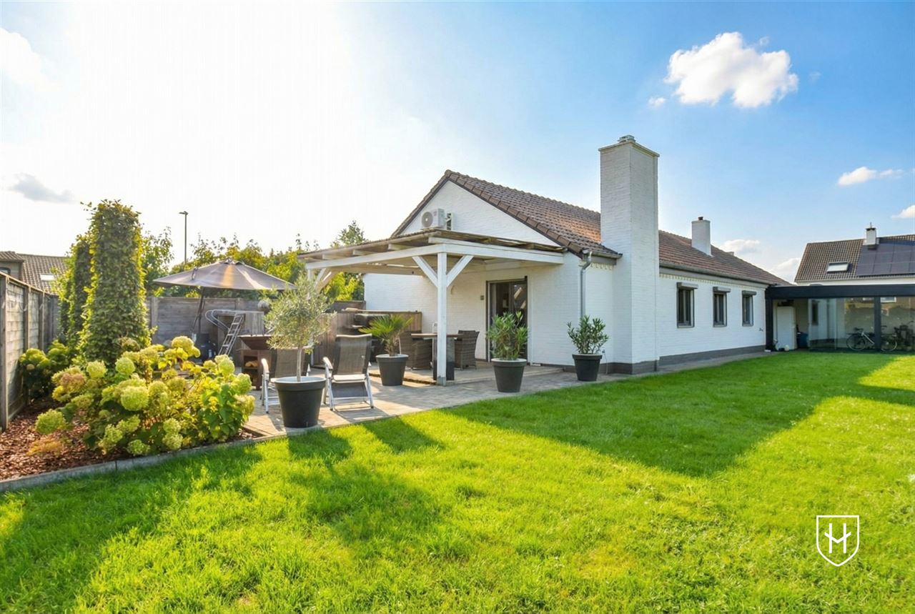 Moderne bungalowwoning met zonnepanelen en 2 garages, gelegen op een ruim perceel van 11a 47ca in een rustige en kindvriendelijke woonwijk te Lanaken