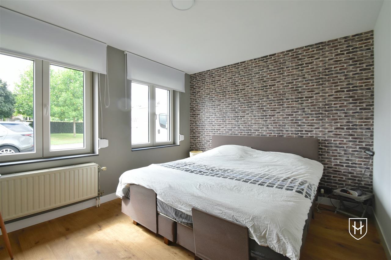 Moderne bungalowwoning met zonnepanelen en 2 garages, gelegen op een ruim perceel van 11a 47ca in een rustige en kindvriendelijke woonwijk te Lanaken