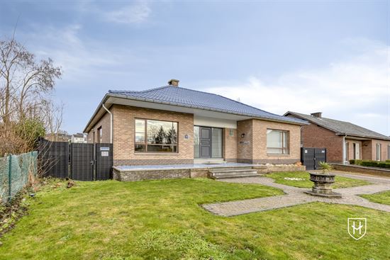 Spacious bungalow with 5 bedrooms, a double garage and full basement, centrally located in Lanaken-Gellik.