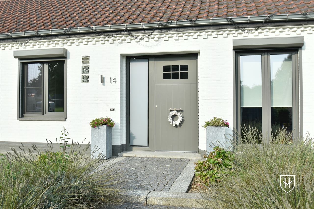 Moderne bungalowwoning met zonnepanelen en 2 garages, gelegen op een ruim perceel van 11a 47ca in een rustige en kindvriendelijke woonwijk te Lanaken