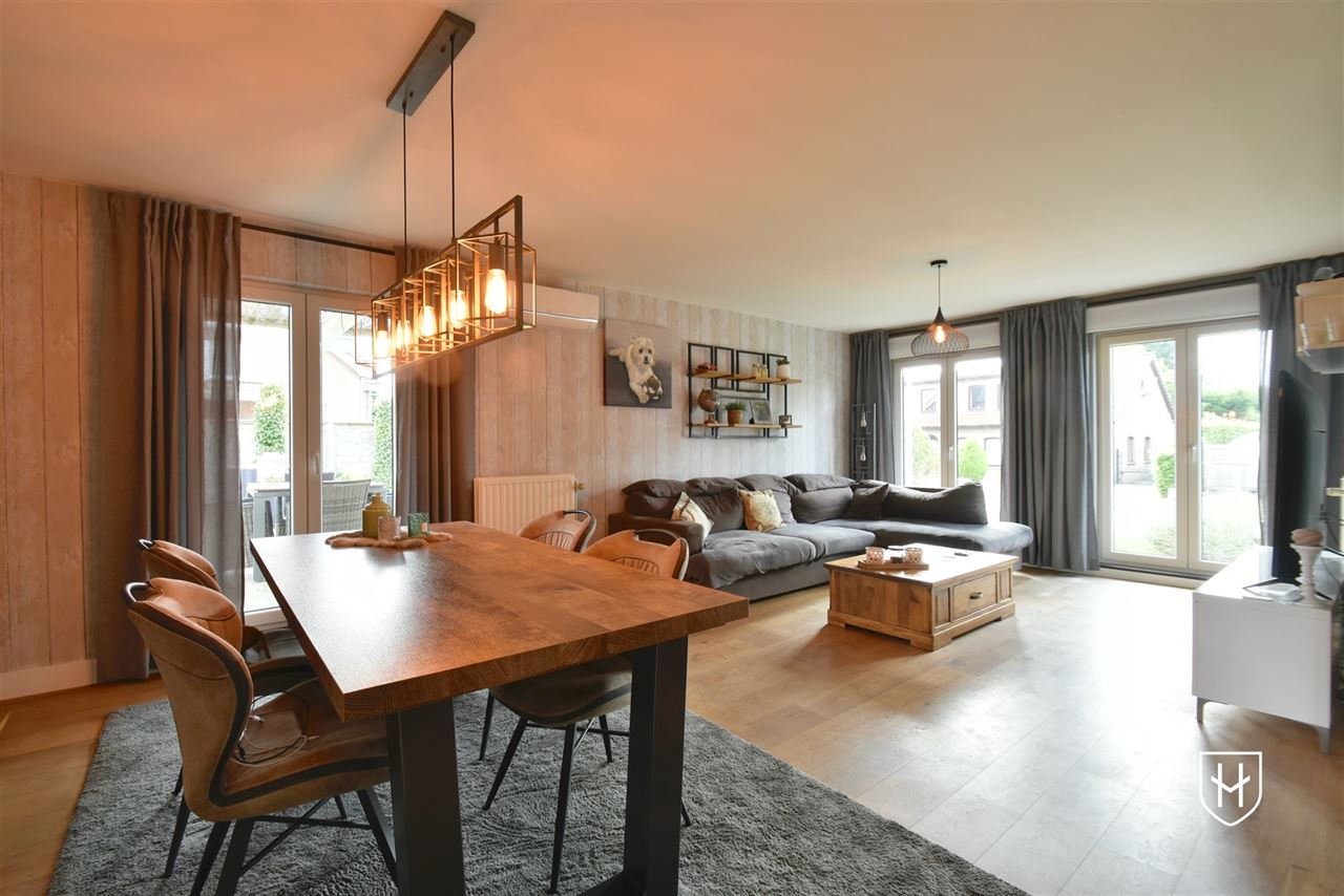 Moderne bungalowwoning met zonnepanelen en 2 garages, gelegen op een ruim perceel van 11a 47ca in een rustige en kindvriendelijke woonwijk te Lanaken