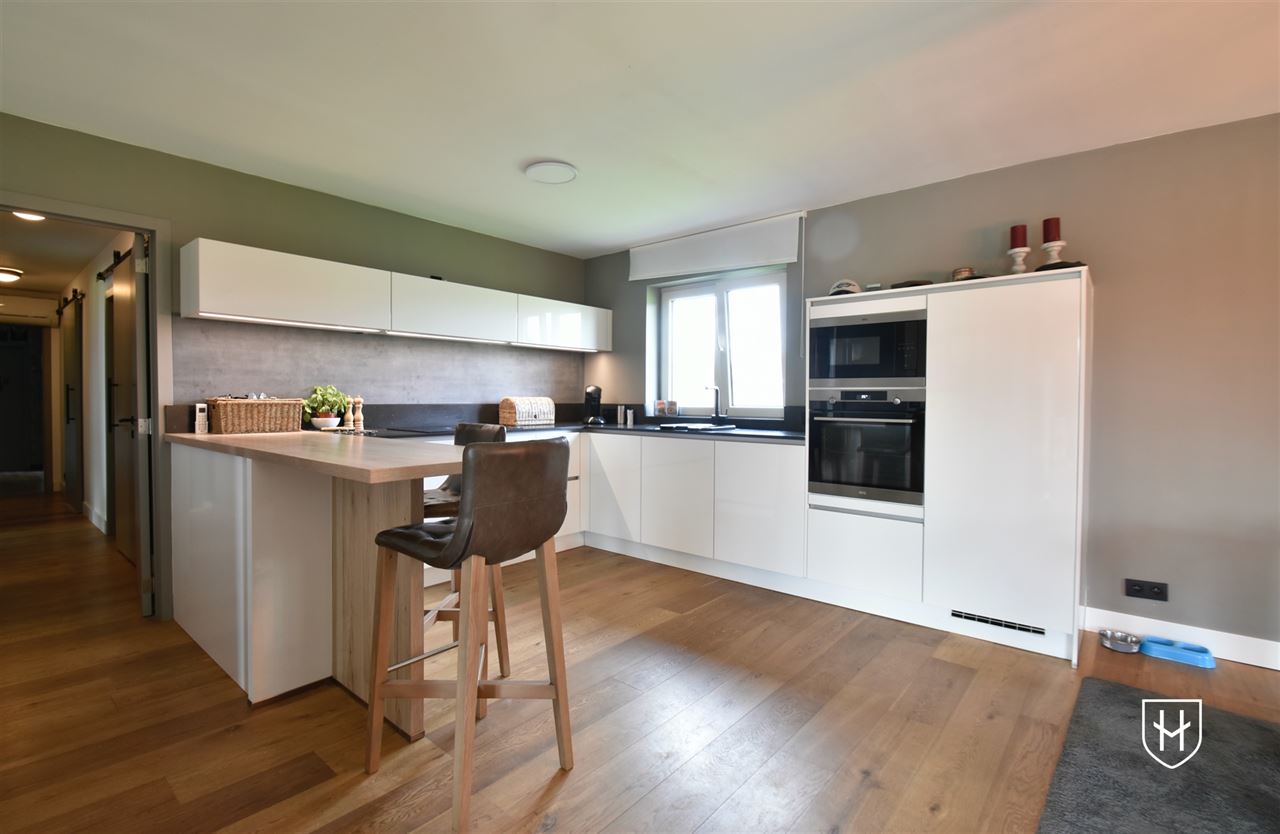 Moderne bungalowwoning met zonnepanelen en 2 garages, gelegen op een ruim perceel van 11a 47ca in een rustige en kindvriendelijke woonwijk te Lanaken