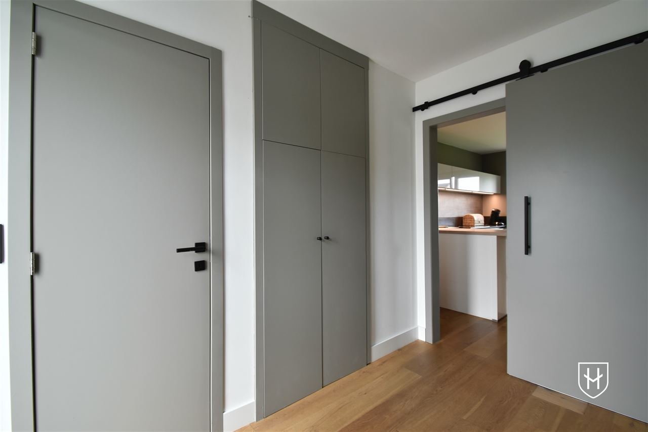 Moderne bungalowwoning met zonnepanelen en 2 garages, gelegen op een ruim perceel van 11a 47ca in een rustige en kindvriendelijke woonwijk te Lanaken