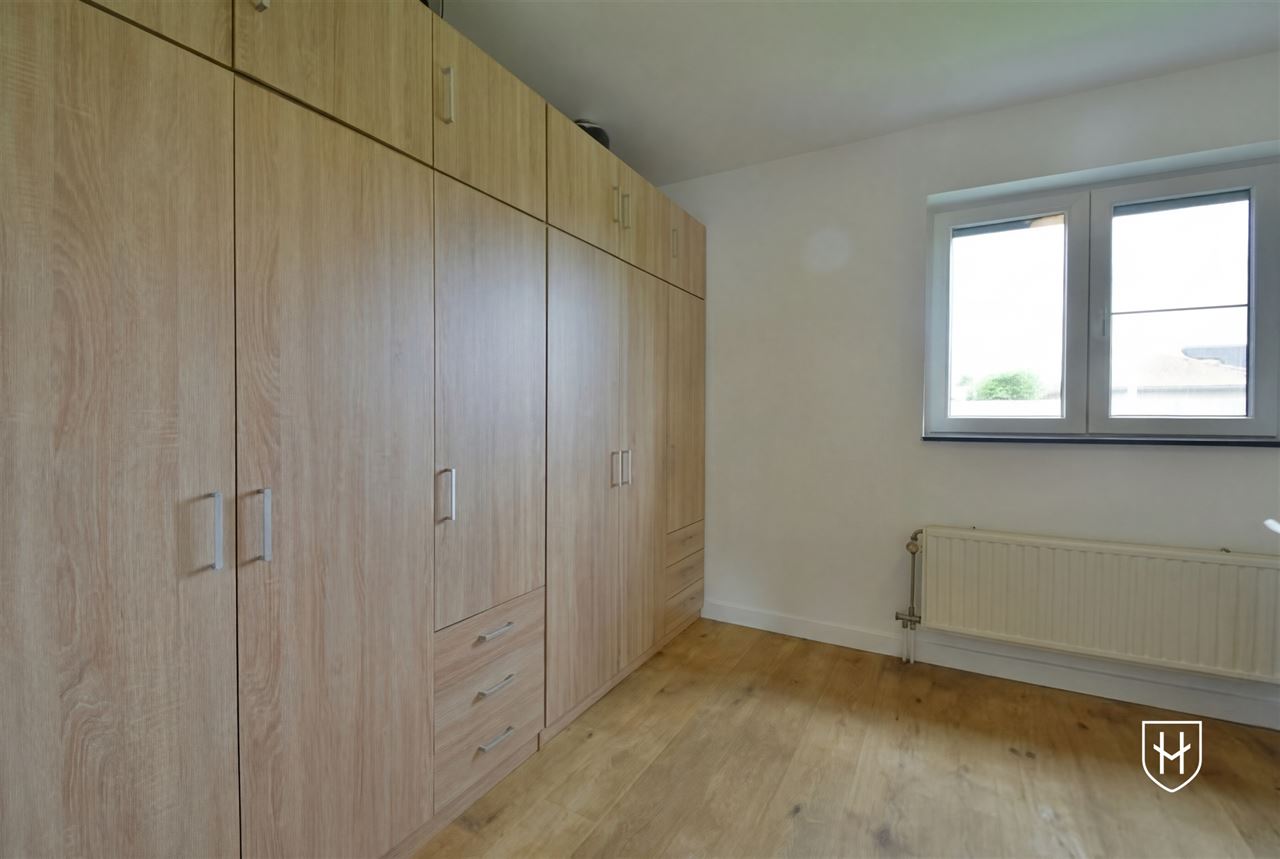 Moderne bungalowwoning met zonnepanelen en 2 garages, gelegen op een ruim perceel van 11a 47ca in een rustige en kindvriendelijke woonwijk te Lanaken