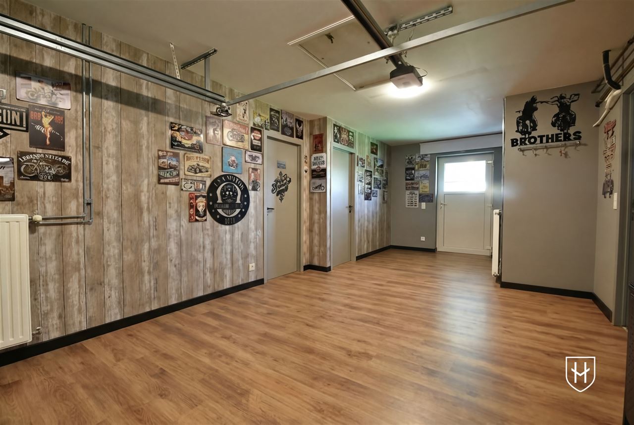 Moderne bungalowwoning met zonnepanelen en 2 garages, gelegen op een ruim perceel van 11a 47ca in een rustige en kindvriendelijke woonwijk te Lanaken