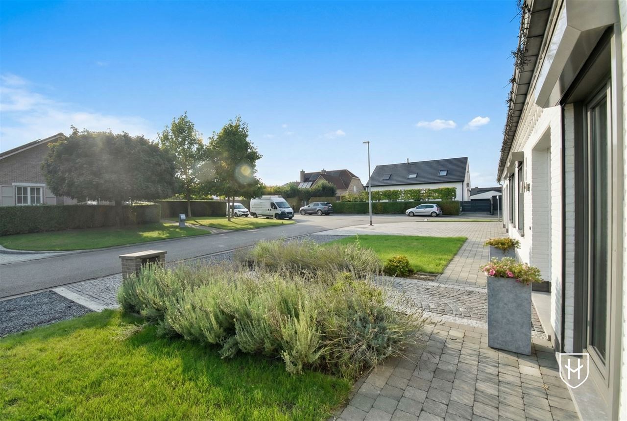 Moderne bungalowwoning met zonnepanelen en 2 garages, gelegen op een ruim perceel van 11a 47ca in een rustige en kindvriendelijke woonwijk te Lanaken
