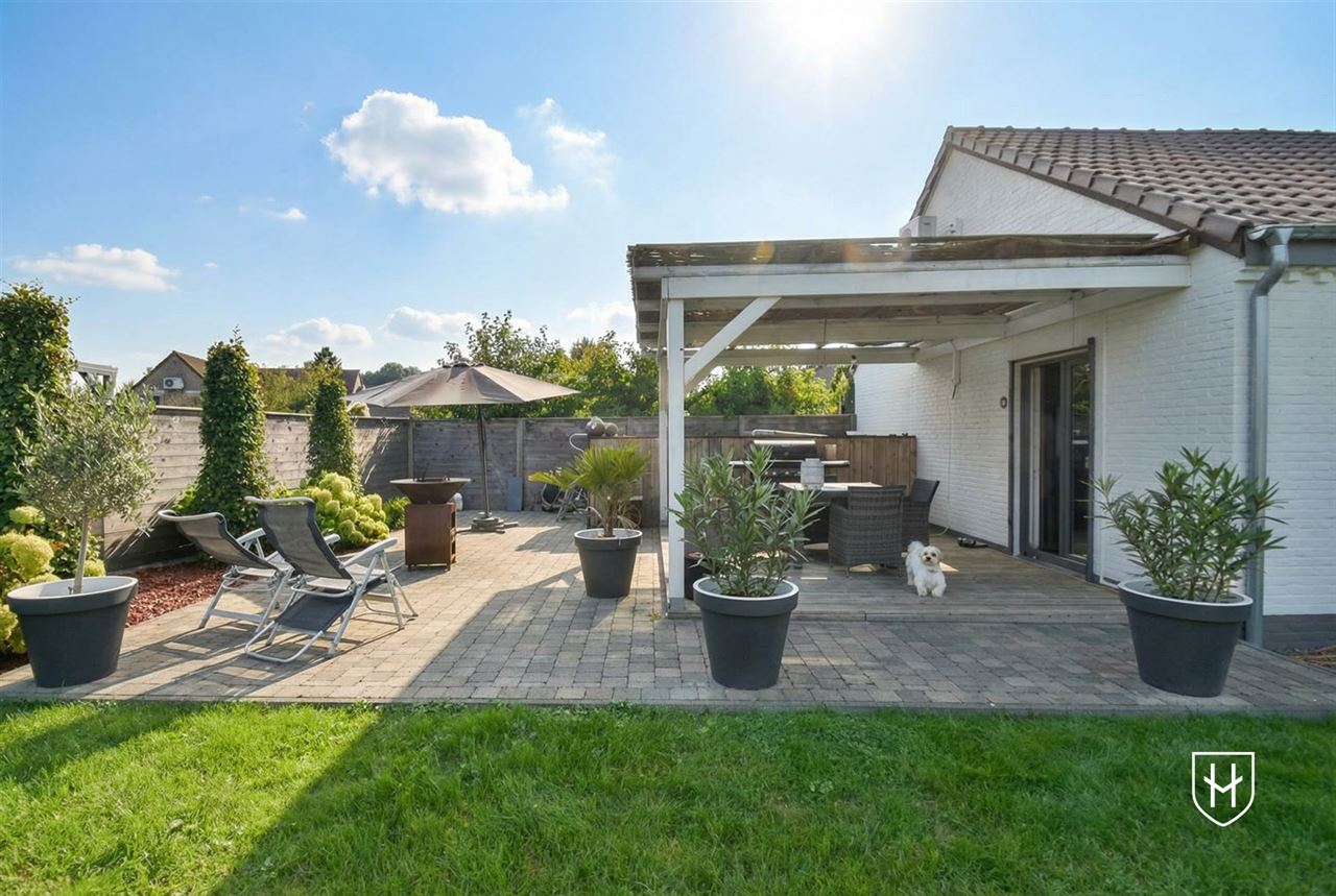 Moderne bungalowwoning met zonnepanelen en 2 garages, gelegen op een ruim perceel van 11a 47ca in een rustige en kindvriendelijke woonwijk te Lanaken