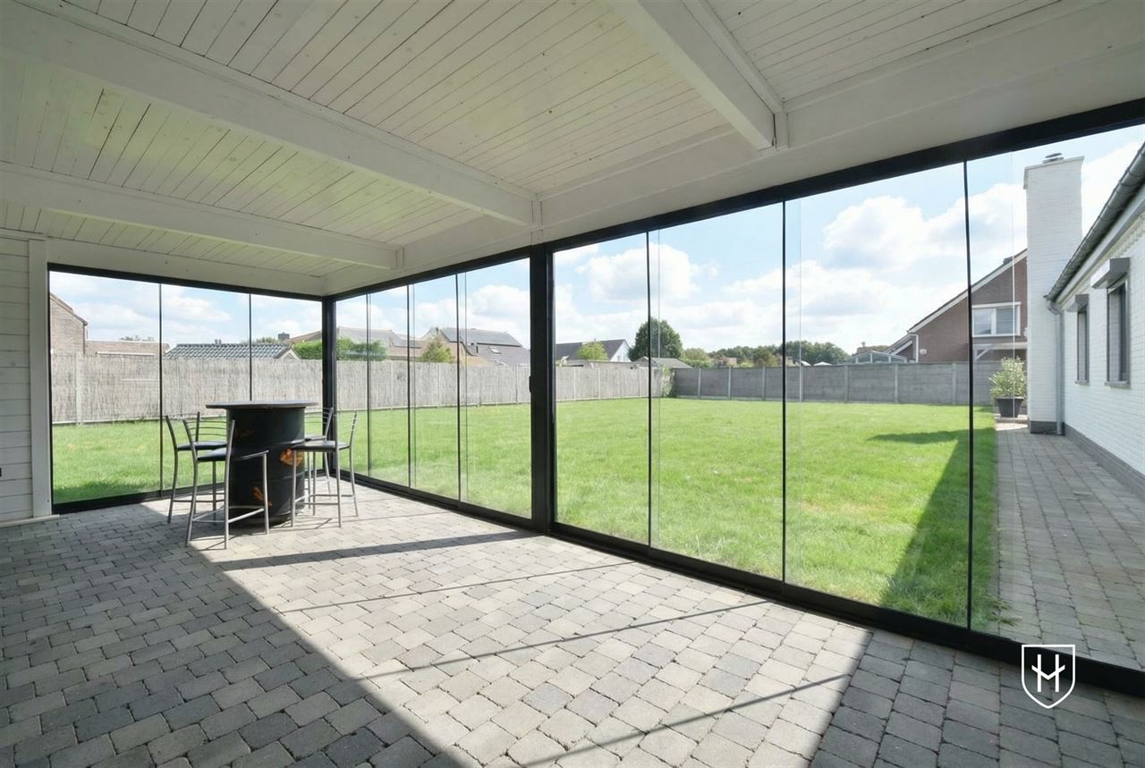 Moderne bungalowwoning met zonnepanelen en 2 garages, gelegen op een ruim perceel van 11a 47ca in een rustige en kindvriendelijke woonwijk te Lanaken
