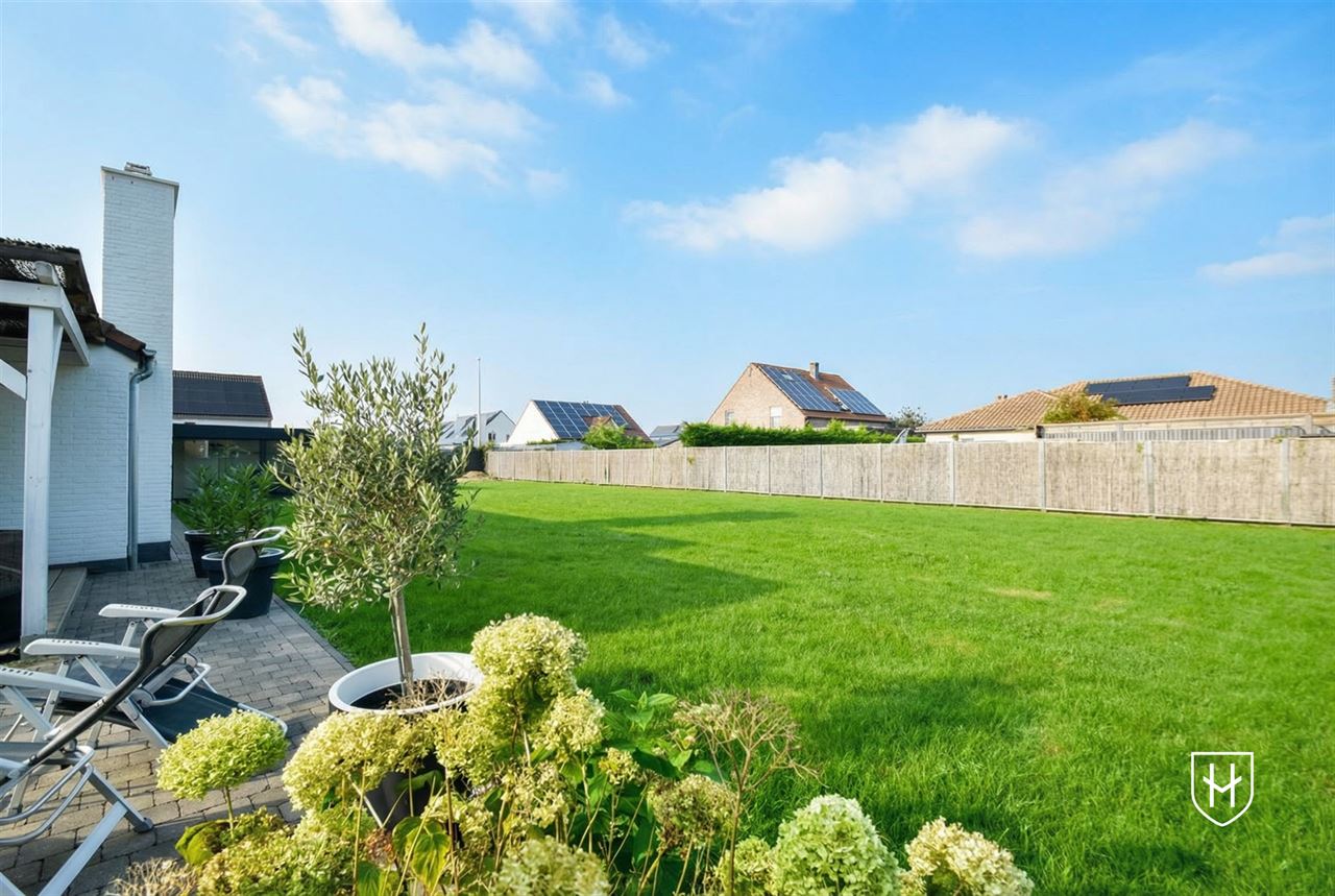 Moderne bungalowwoning met zonnepanelen en 2 garages, gelegen op een ruim perceel van 11a 47ca in een rustige en kindvriendelijke woonwijk te Lanaken