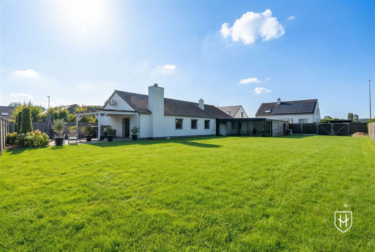 Moderne bungalowwoning met zonnepanelen en 2 garages, gelegen op een ruim perceel van 11a 47ca in een rustige en kindvriendelijke woonwijk te Lanaken