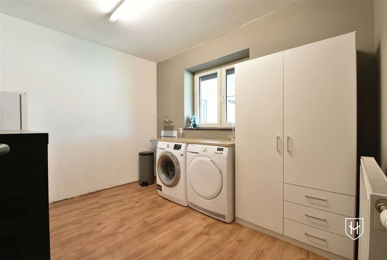 Moderne bungalowwoning met zonnepanelen en 2 garages, gelegen op een ruim perceel van 11a 47ca in een rustige en kindvriendelijke woonwijk te Lanaken