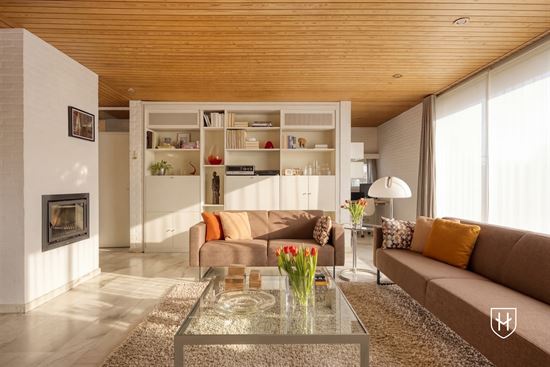 Modernistische bungalow onder architectuur van gerenommeerde architect Lode Vandebroek op ruim zonnig hoekperceel