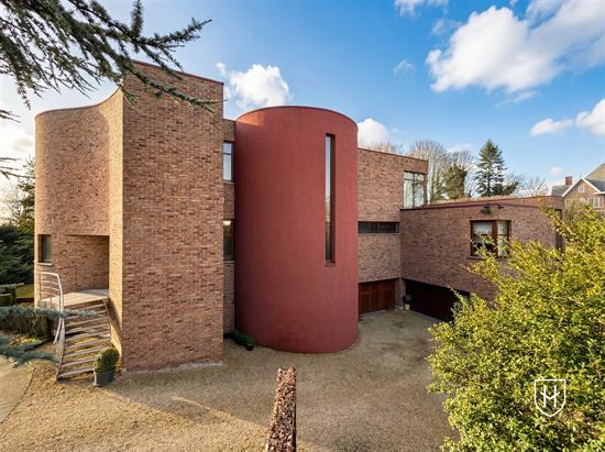 Architecturale koppelvilla met zwemvijver, zonnepanelen en 2 inpandige garages op riant perceel van 1.369 m2 te Bilzen-Hoeselt