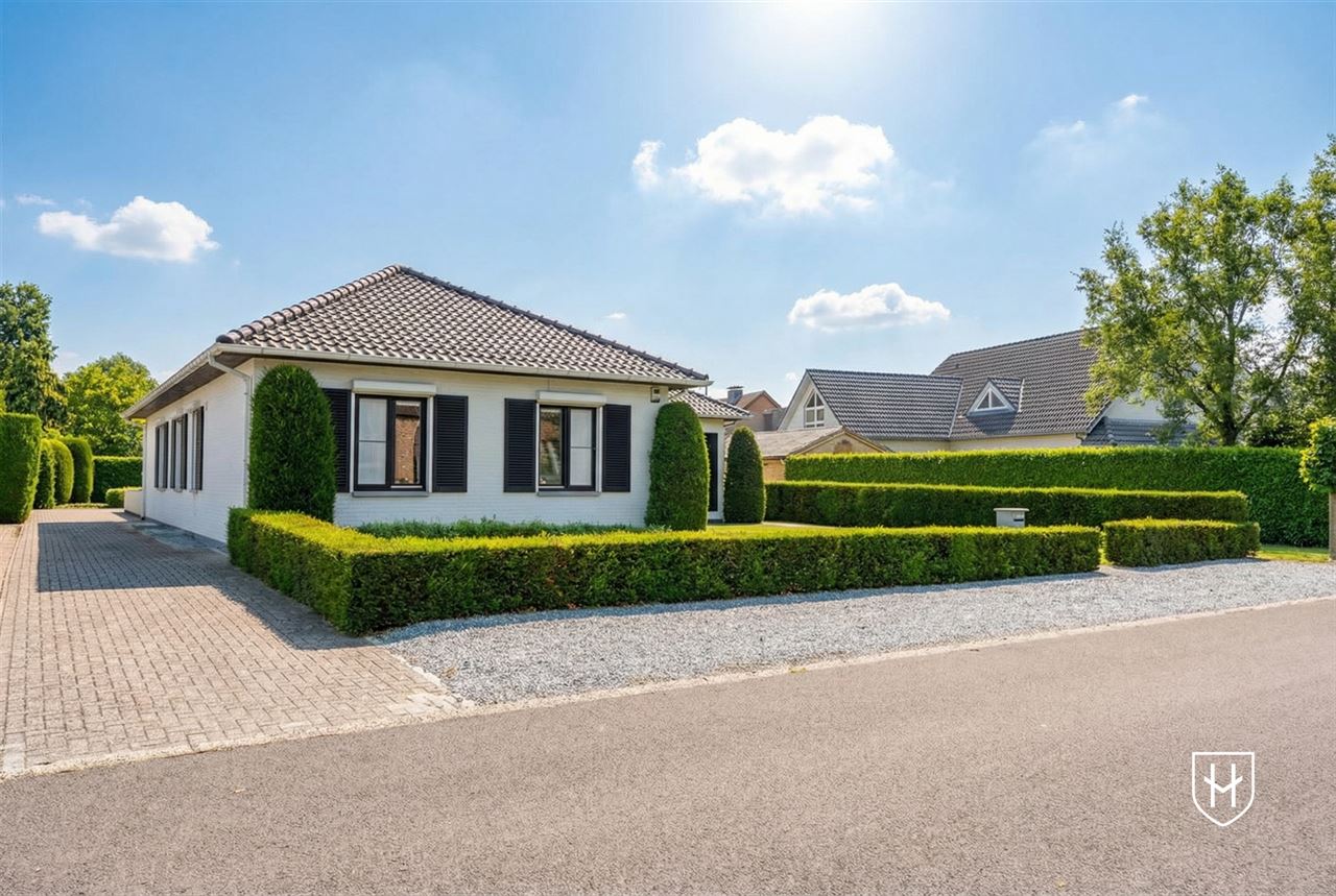 Klassiek landhuis met 4 slaapkamers, bureel en ondergrondse garage op prachtig perceel van 1.000 m2 nabij Lommel-Centrum