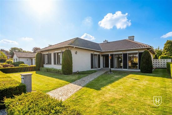 Klassiek landhuis met 4 slaapkamers, bureel en ondergrondse garage op prachtig perceel van 1.000 m2 nabij Lommel-Centrum