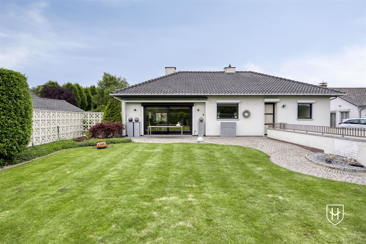 Klassiek landhuis met 4 slaapkamers, bureel en ondergrondse garage op prachtig perceel van 1.000 m2 nabij Lommel-Centrum