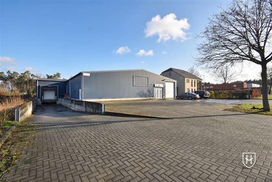 Bâtiment industriel spacieux avec villa de bureaux à un emplacement de choix dans la zone industrielle de Teutelberg à Lanklaar