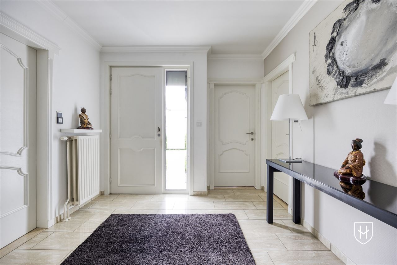 Klassiek landhuis met 4 slaapkamers, bureel en ondergrondse garage op prachtig perceel van 1.000 m2 nabij Lommel-Centrum