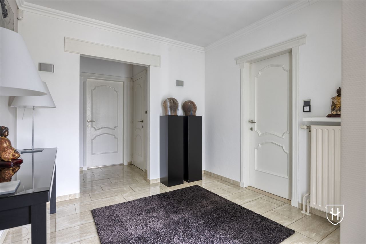 Klassiek landhuis met 4 slaapkamers, bureel en ondergrondse garage op prachtig perceel van 1.000 m2 nabij Lommel-Centrum