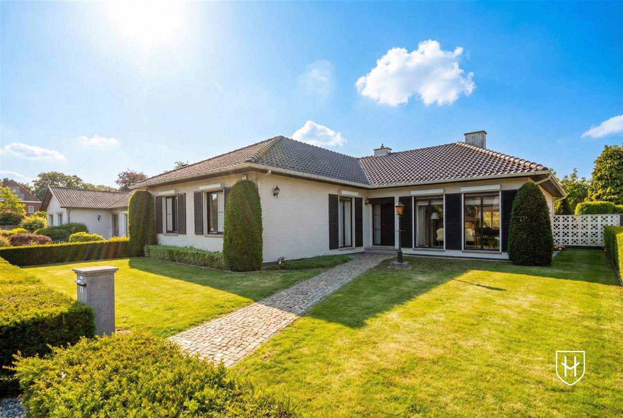 Klassiek landhuis met 4 slaapkamers, bureel en ondergrondse garage op prachtig perceel van 1.000 m2 nabij Lommel-Centrum