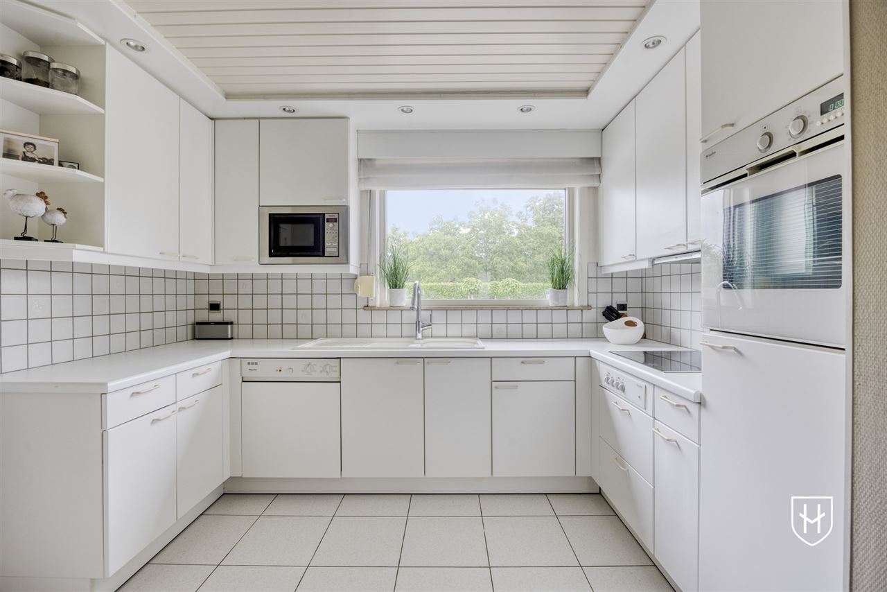 Klassiek landhuis met 4 slaapkamers, bureel en ondergrondse garage op prachtig perceel van 1.000 m2 nabij Lommel-Centrum