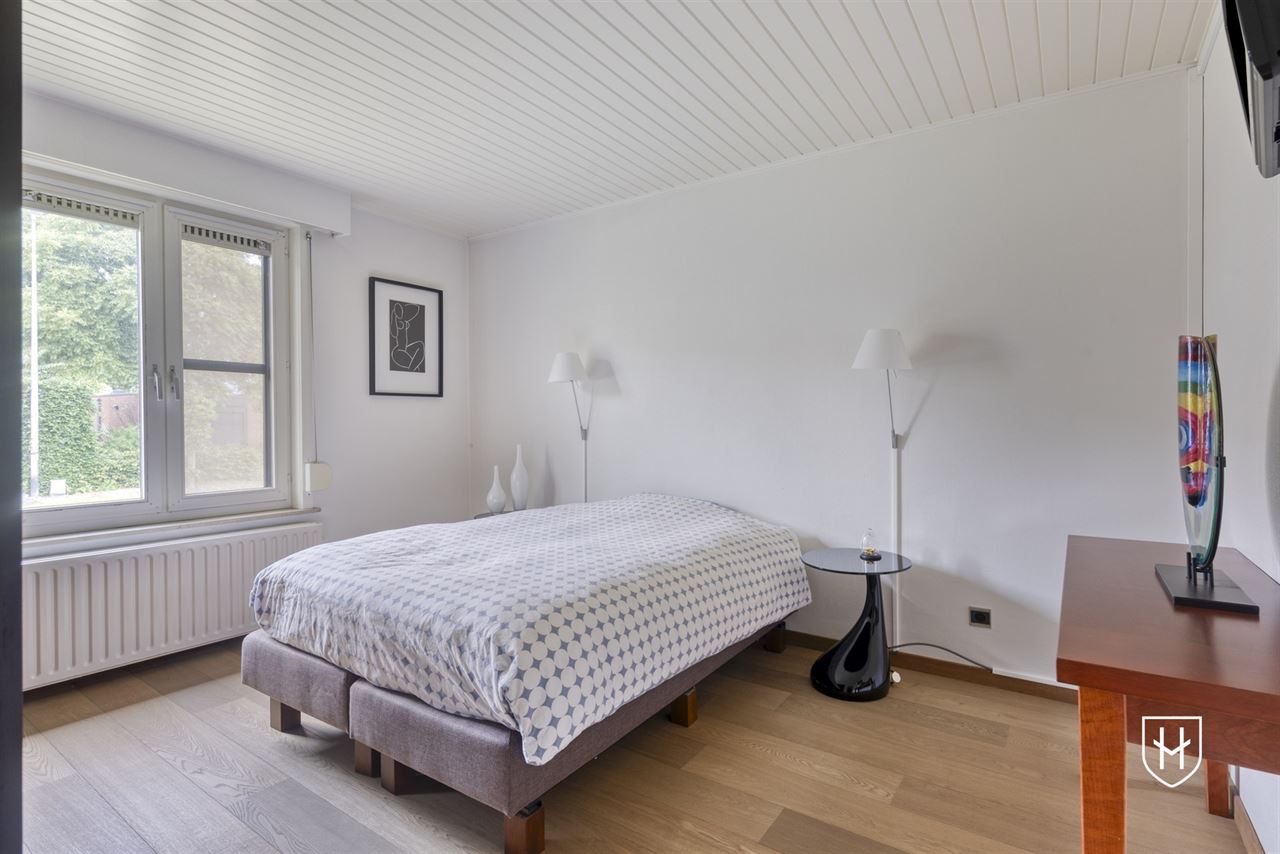 Klassiek landhuis met 4 slaapkamers, bureel en ondergrondse garage op prachtig perceel van 1.000 m2 nabij Lommel-Centrum