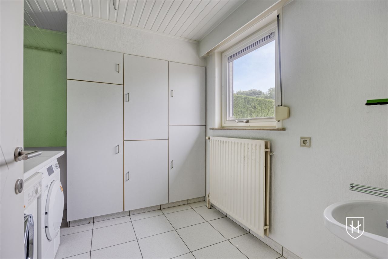 Klassiek landhuis met 4 slaapkamers, bureel en ondergrondse garage op prachtig perceel van 1.000 m2 nabij Lommel-Centrum