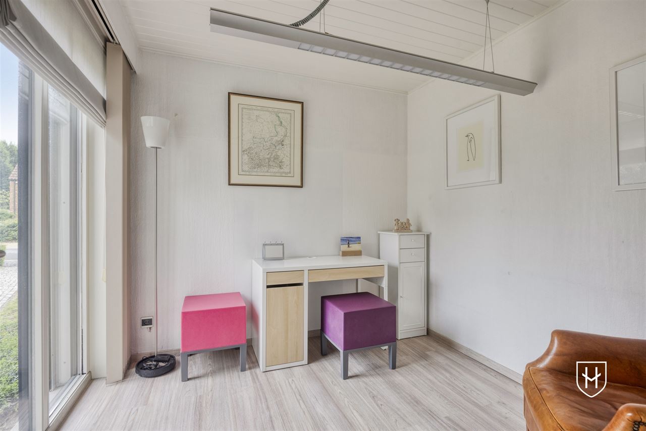Klassiek landhuis met 4 slaapkamers, bureel en ondergrondse garage op prachtig perceel van 1.000 m2 nabij Lommel-Centrum