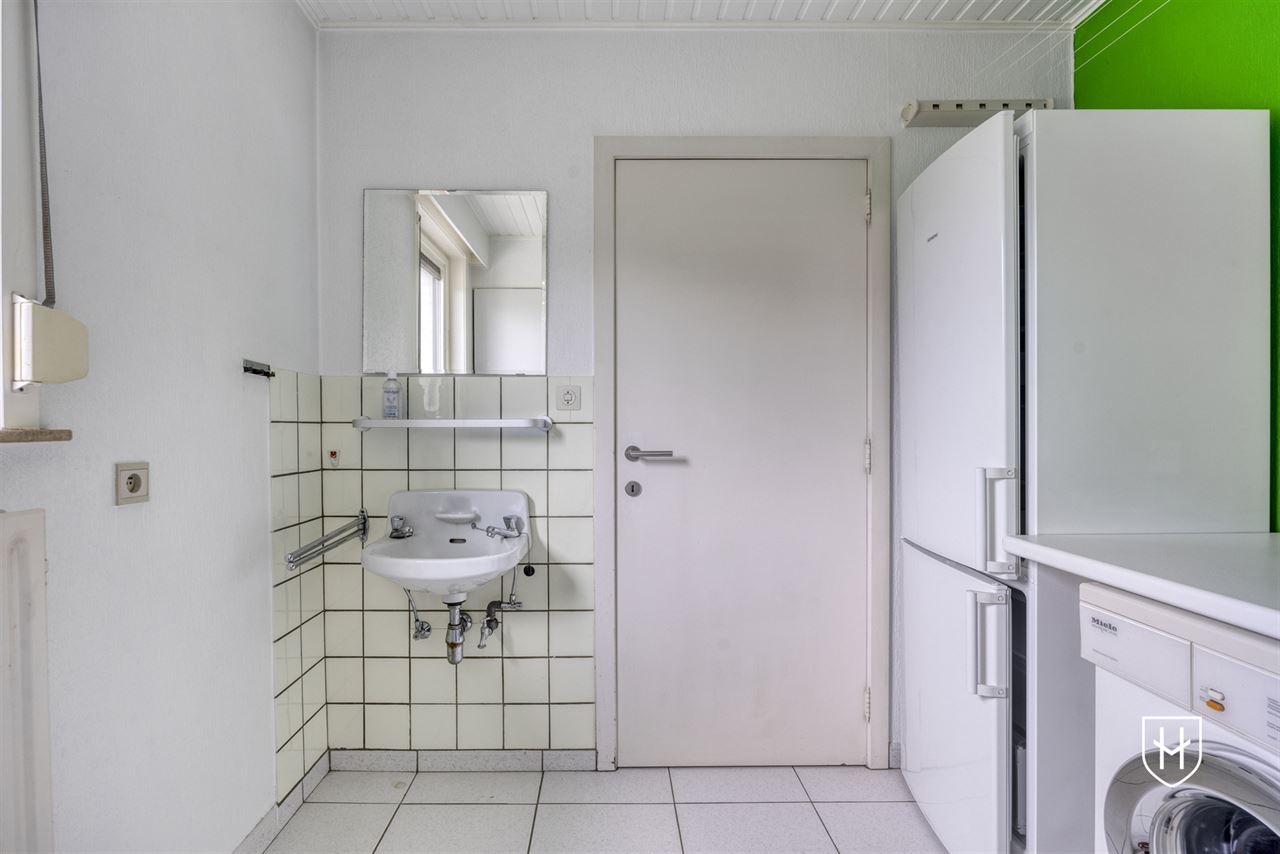 Klassiek landhuis met 4 slaapkamers, bureel en ondergrondse garage op prachtig perceel van 1.000 m2 nabij Lommel-Centrum