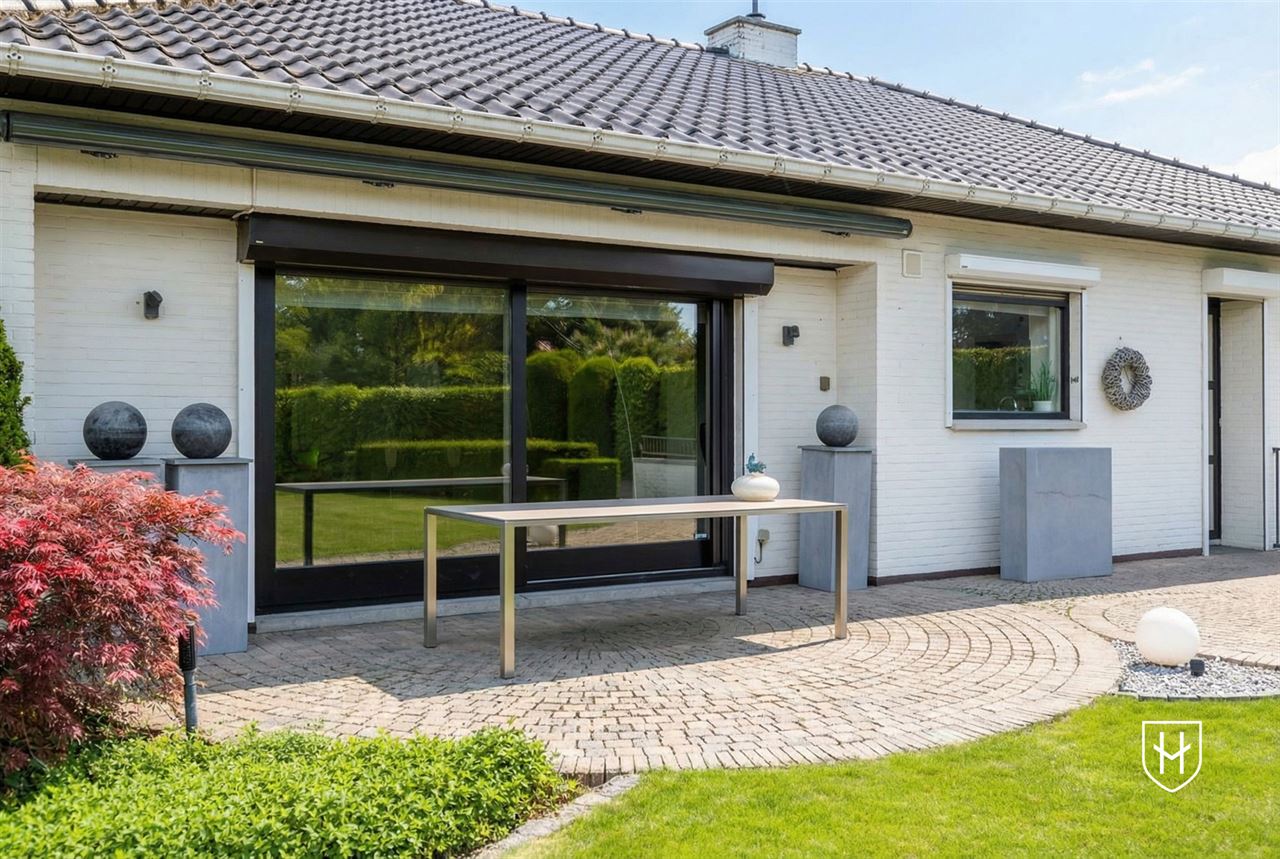 Klassiek landhuis met 4 slaapkamers, bureel en ondergrondse garage op prachtig perceel van 1.000 m2 nabij Lommel-Centrum
