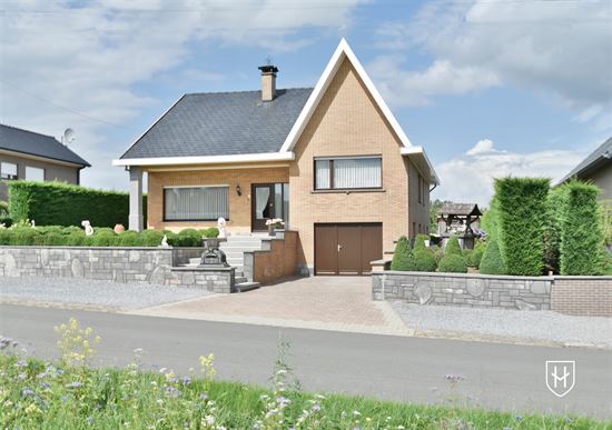 Charmante split-level woning afgewerkt met kwalitatieve materialen en een weids uitzicht